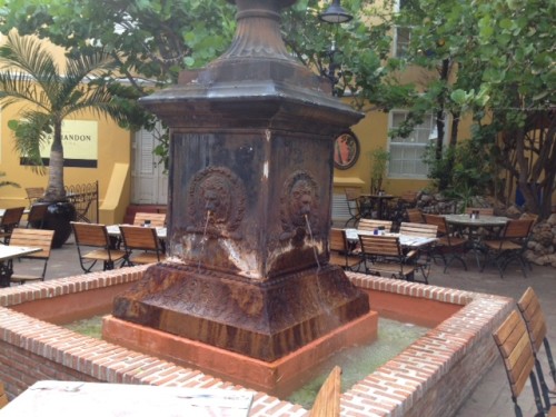 Restaurant & Café Gouverneur de Rouville's courtyard