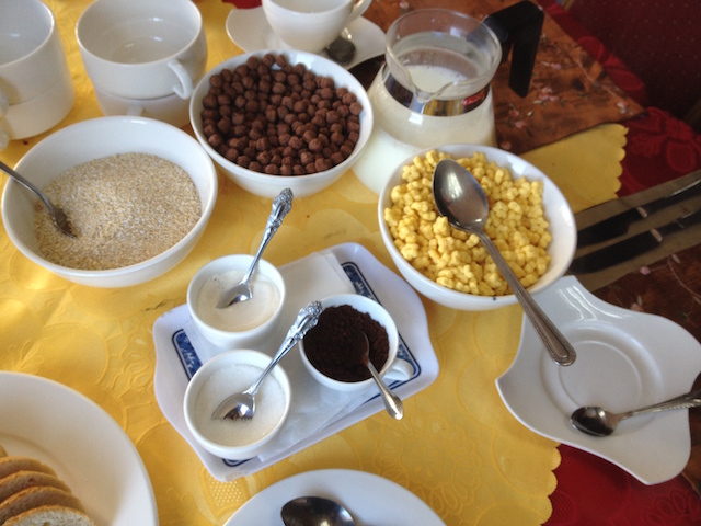 Instant coffee powder and a variety of cereals