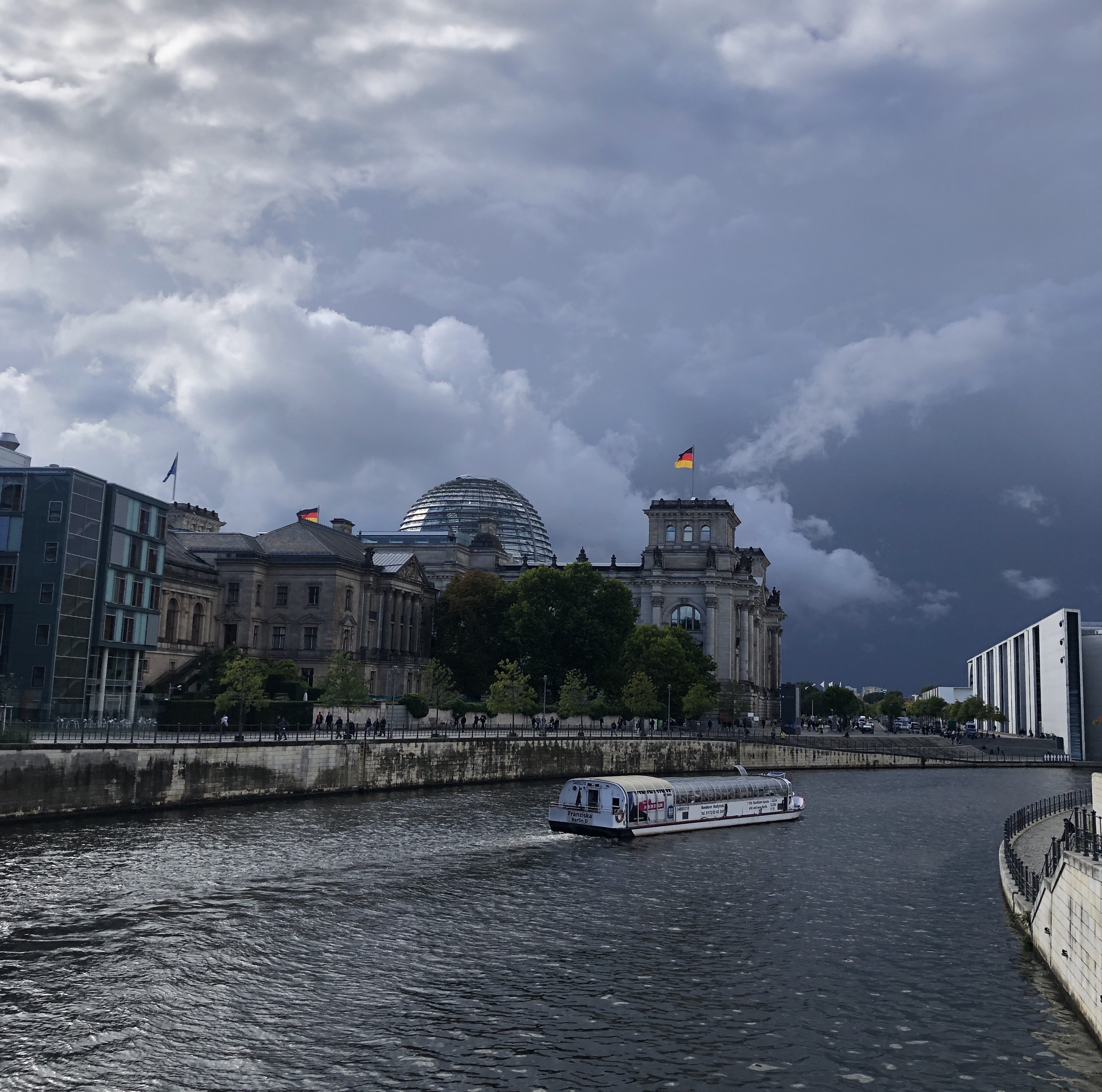 Exploring the German Bundestag and the Historic Reichstag Building: A Free Guided Tour in Berlin